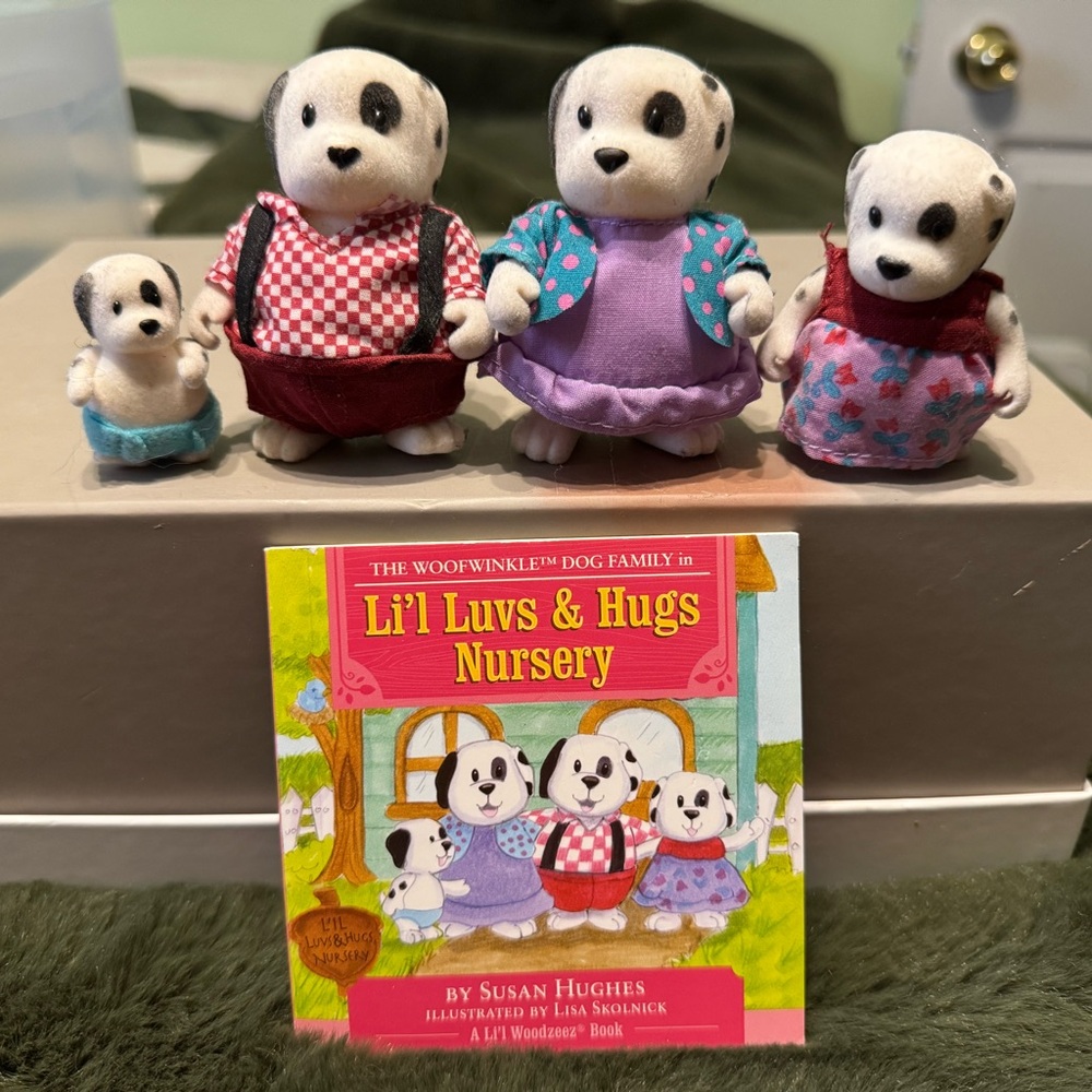 Li'l Woodzeez Woof Winkles Dog Family Set with Storybook